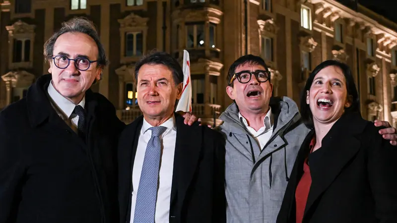 Angelo Bonelli, Giuseppe Conte, Nicola Fratoianni ed Elly Schlein durante i festeggiamenti a piazza Barberini per la vittoria del No al referendum - Foto Ansa © www.giornaledibrescia.it