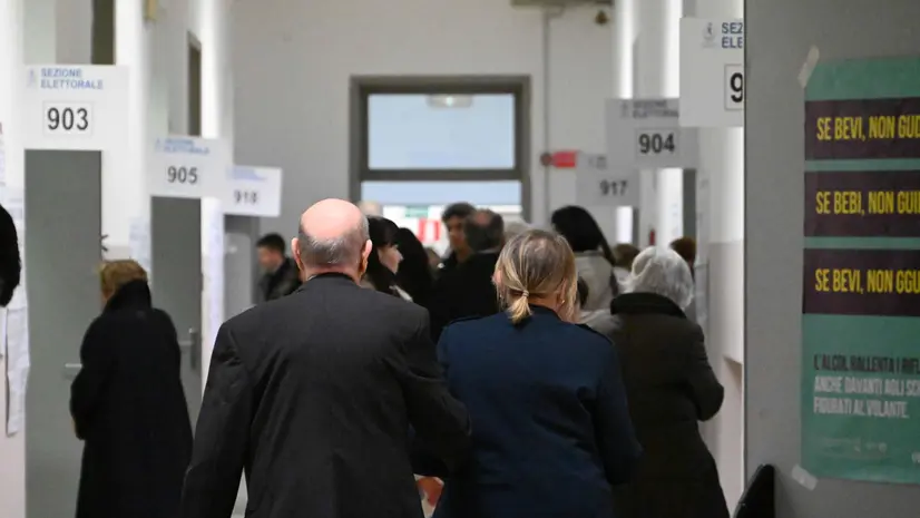 I cittadini ai seggi - Foto Marco Ortogni/Neg © www.giornaledibrescia.it