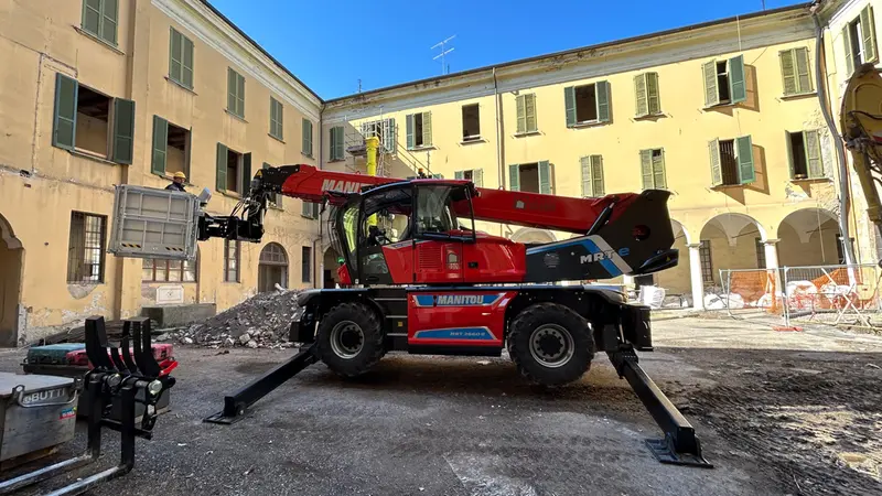 Il sollevatore telescopico rotativo elettrico MRT 2660E di Manitou