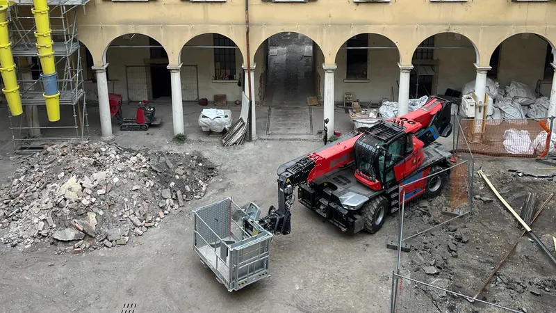 Il sollevatore telescopico rotativo elettrico all'opera all'ex Caserma Gnutti