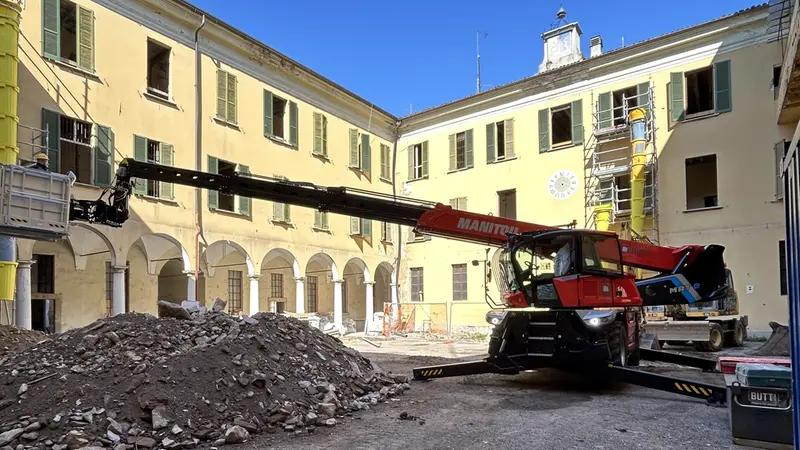 Il sollevatore telescopico rotativo elettrico all'opera all'ex Caserma Gnutti