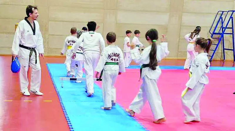 Marco Esposito coi giovani atleti - © www.giornaledibrescia.it