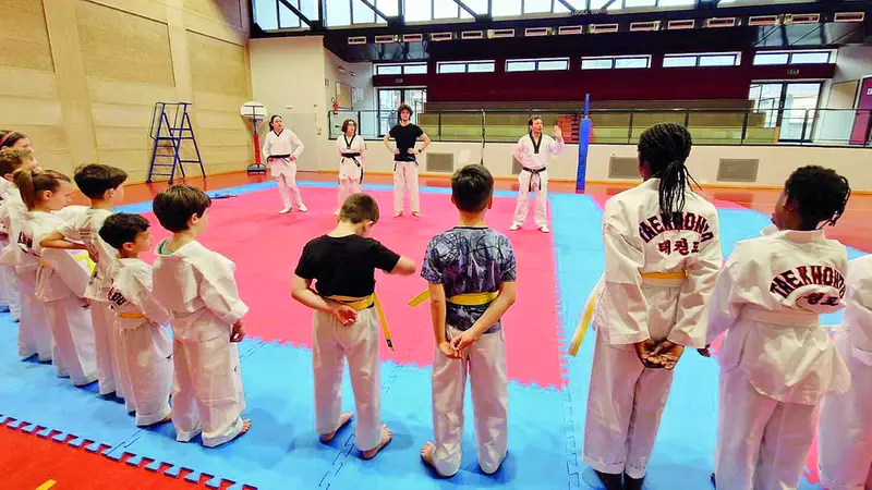 Istruttori e alunni prima del saluto - © www.giornaledibrescia.it