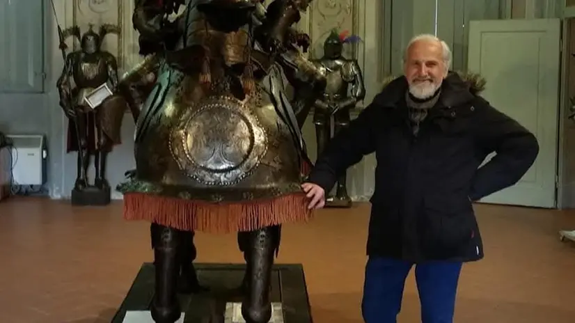 Angelo Belleri accanto a una delle «sue» armature © www.giornaledibrescia.it