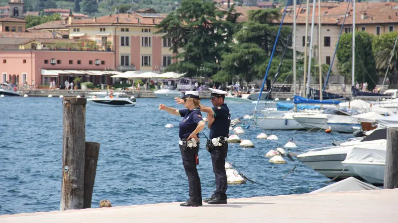 Agenti della Polizia locale sul Garda