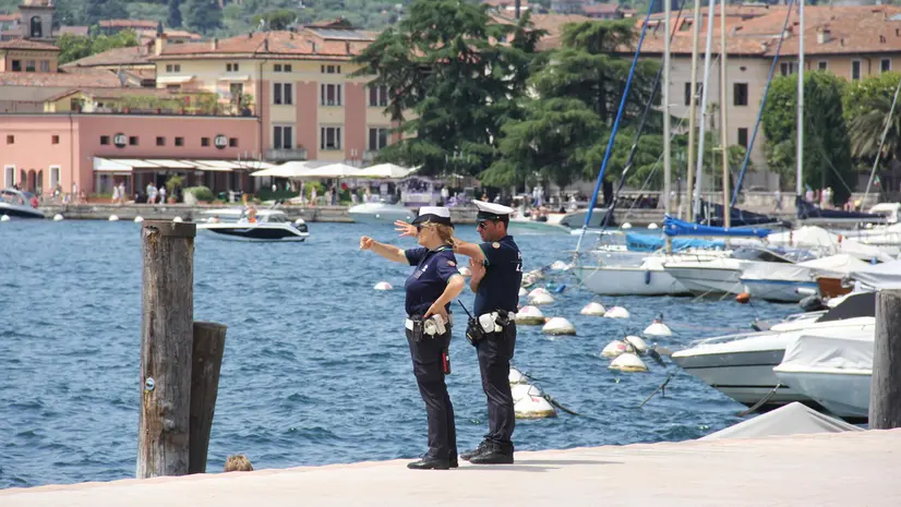 Agenti della Polizia locale sul Garda