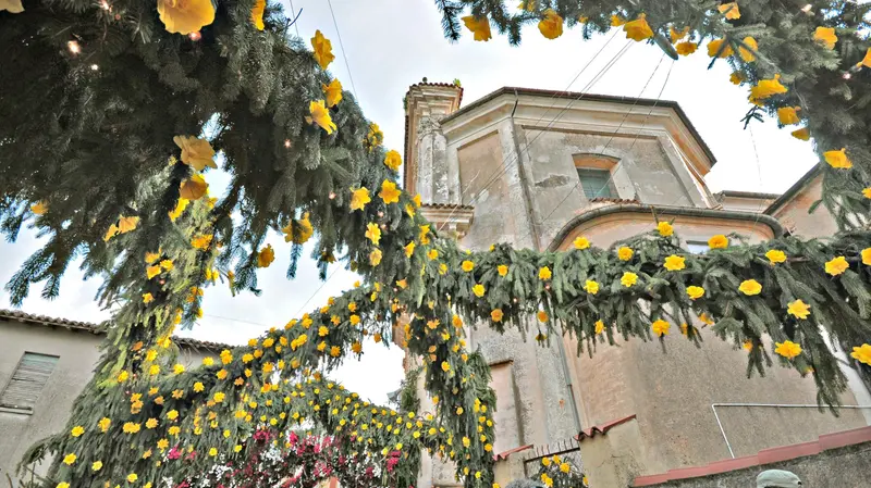 provincia redazione provincia.per carlos passerini,monte isola festa santa croce con fiori finti.17-09-2010 pierre putelli eden-per carlos passerini