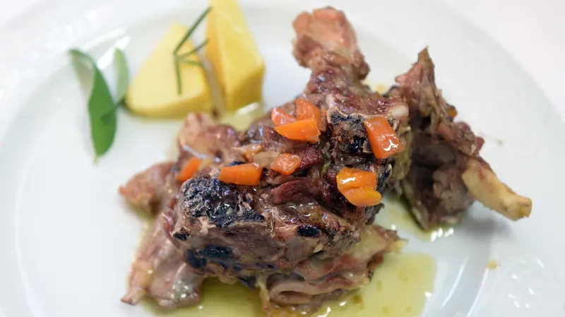 Un piatto di capretto alla bresciana