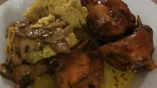 Il classico abbinamento del capretto con la polenta