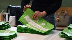 Lo spoglio delle schede del referendum - Foto Marco Ortogni/Neg © www.giornaledibrescia.it