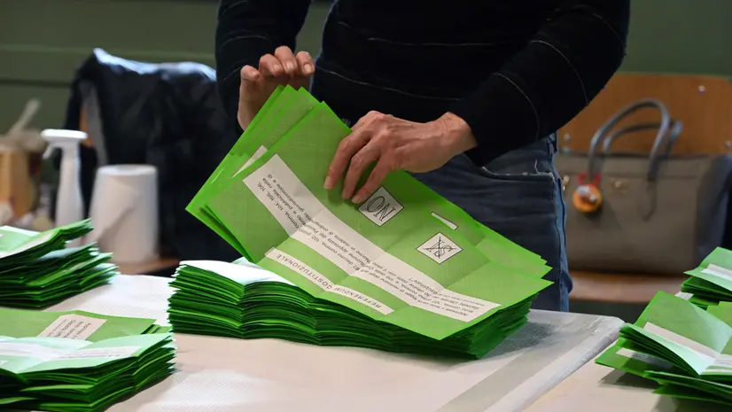 Lo spoglio delle schede del referendum - Foto Marco Ortogni/Neg © www.giornaledibrescia.it