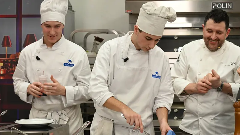 Gli studenti del Cfp Zanardelli con chef Piercarlo Zanotti - Foto New Reporter Favretto © www.giornaledibrescia.it