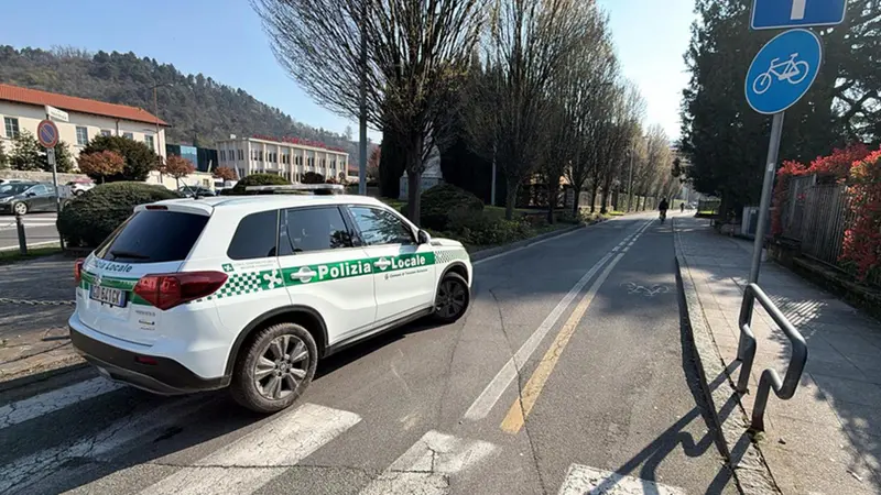 ++ Insegnante accoltellata davanti a scuola da uno studente, è grave ++ L'aggressione in provincia di Bergamo, la donna soccorsa con l'elicottero