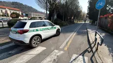 La Polizia locale sul luogo dell'accoltellamento - Foto Ansa © www.giornaledibrescia.it