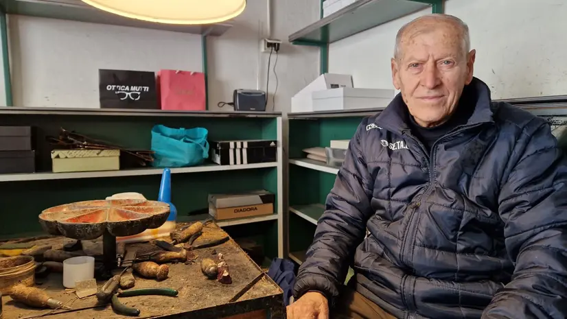 Giovanni Signorini nel suo negozio - © www.giornaledibrescia.it