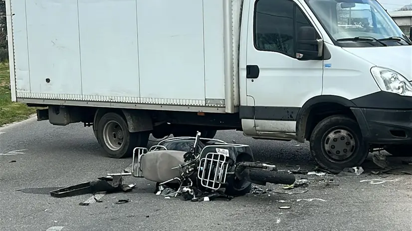 La Vespa è finita sotto il furgone