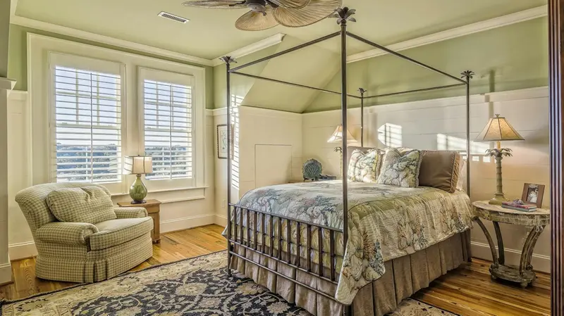 Il letto a baldacchino è un plus, ma non è indispensabile per dormire bene