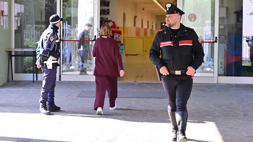 Le forze dell'ordine davanti alla scuola media di Trescore Balneario - Foto Ansa © www.giornaledibrescia.it