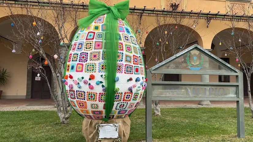 Il maxi uovo di Pasqua ricamato a mano - © www.giornaledibrescia.it