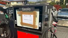 Salò, sigilli a due distributori del centro storico