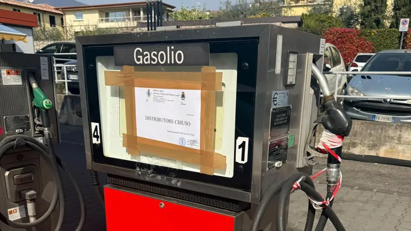 Salò, sigilli a due distributori del centro storico