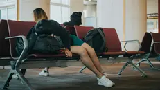 Un passeggero dorme in aeroporto