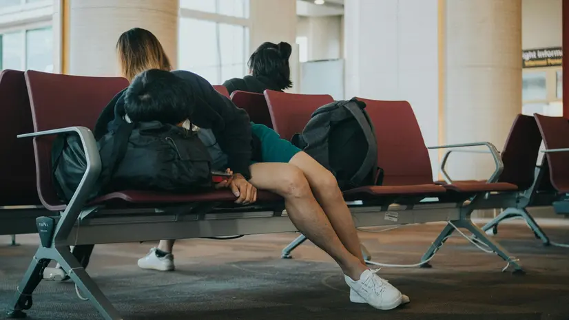Un passeggero dorme in aeroporto