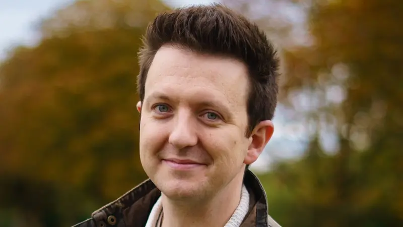 L'autore inglese Tom Hindle