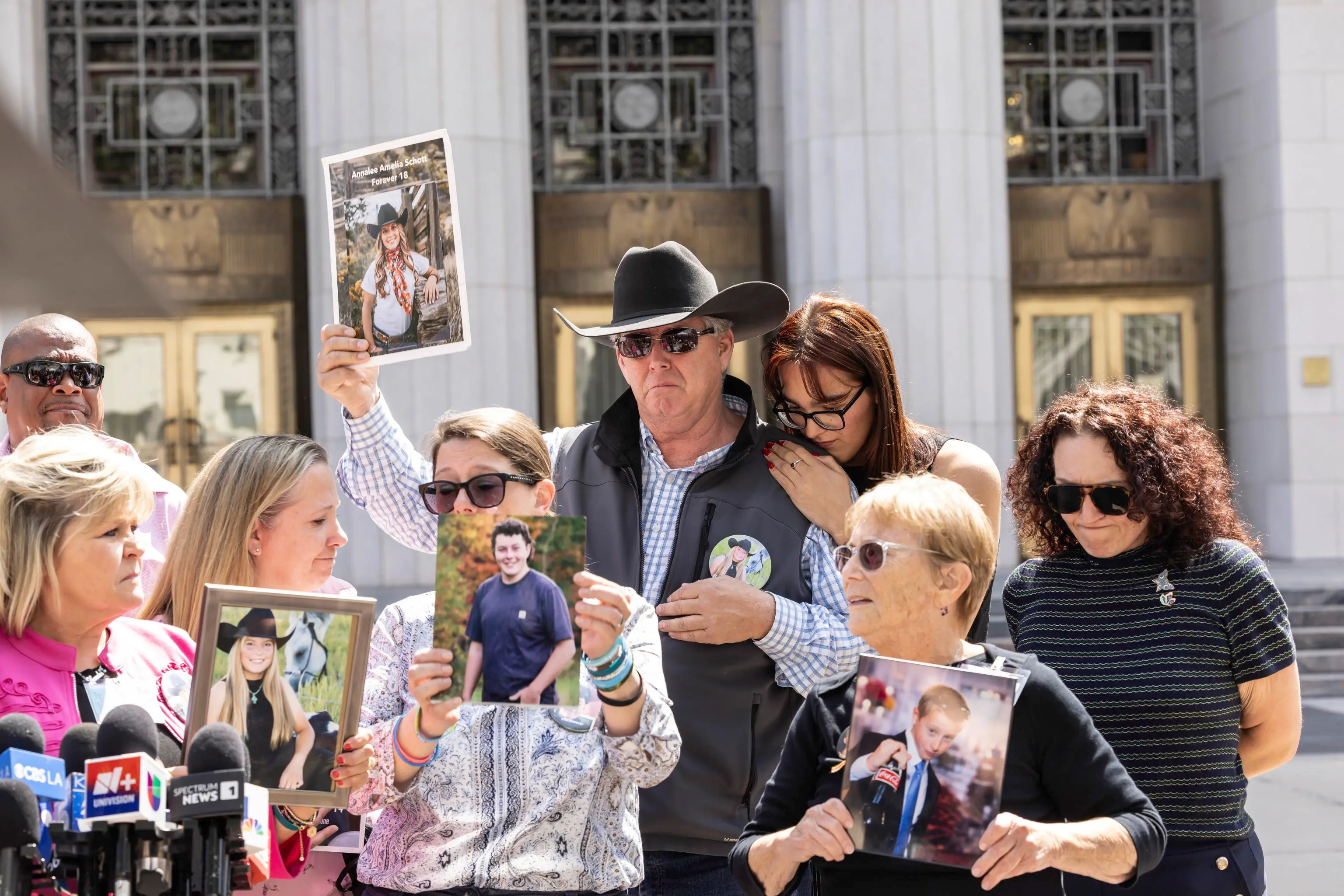 Le famiglie che hanno perso un proprio caro a causa di un suicidio legato ai social fuori dal tribunale di Los Angeles