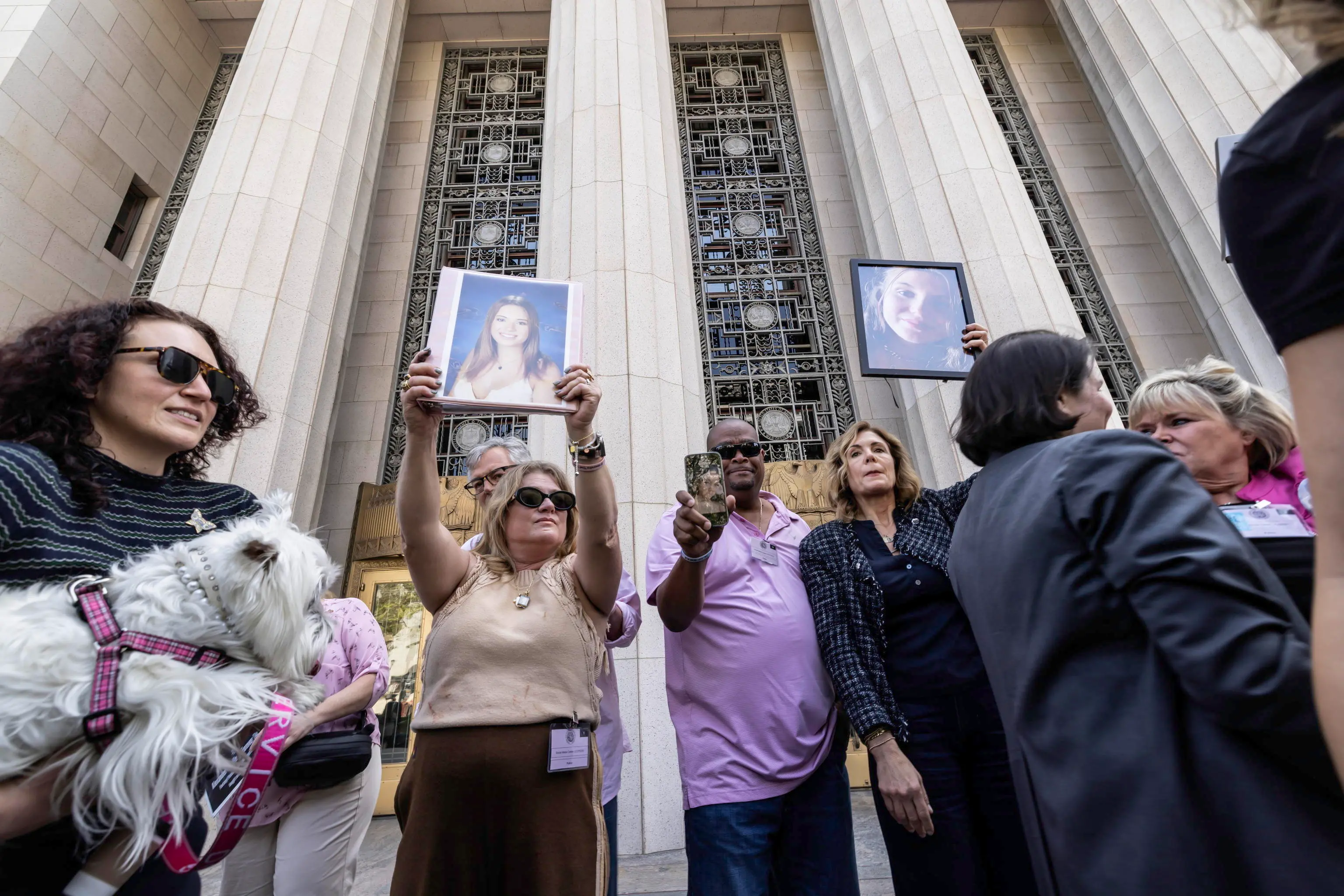 Le famiglie che hanno perso un proprio caro a causa di un suicidio legato ai social fuori dal tribunale di Los Angeles