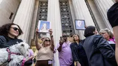 Le famiglie che hanno perso un proprio caro a causa di un suicidio legato ai social fuori dal tribunale di Los Angeles