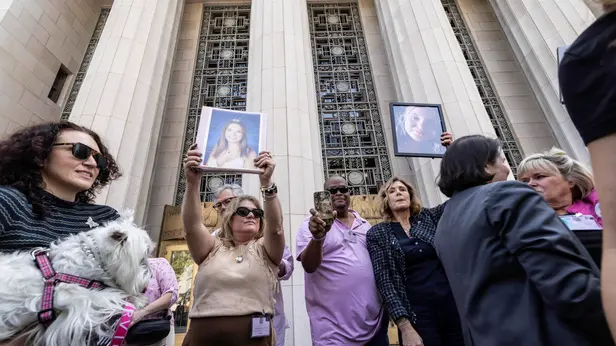 Le famiglie che hanno perso un proprio caro a causa di un suicidio legato ai social fuori dal tribunale di Los Angeles