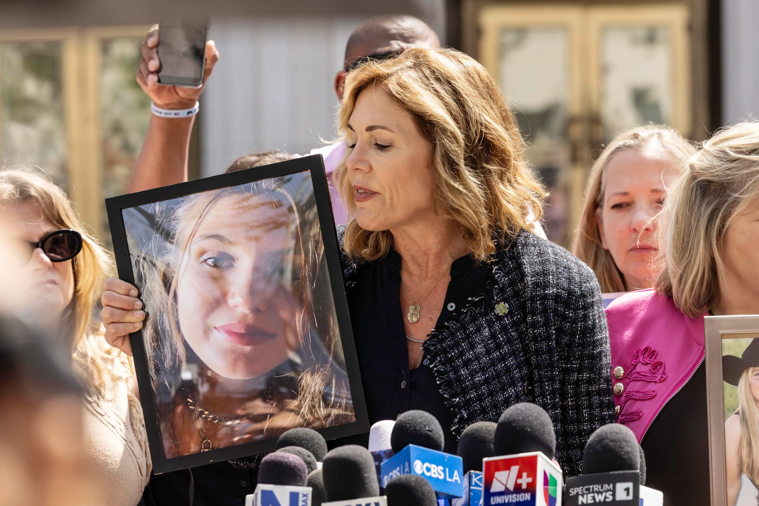 Le famiglie che hanno perso un proprio caro a causa di un suicidio legato ai social fuori dal tribunale di Los Angeles