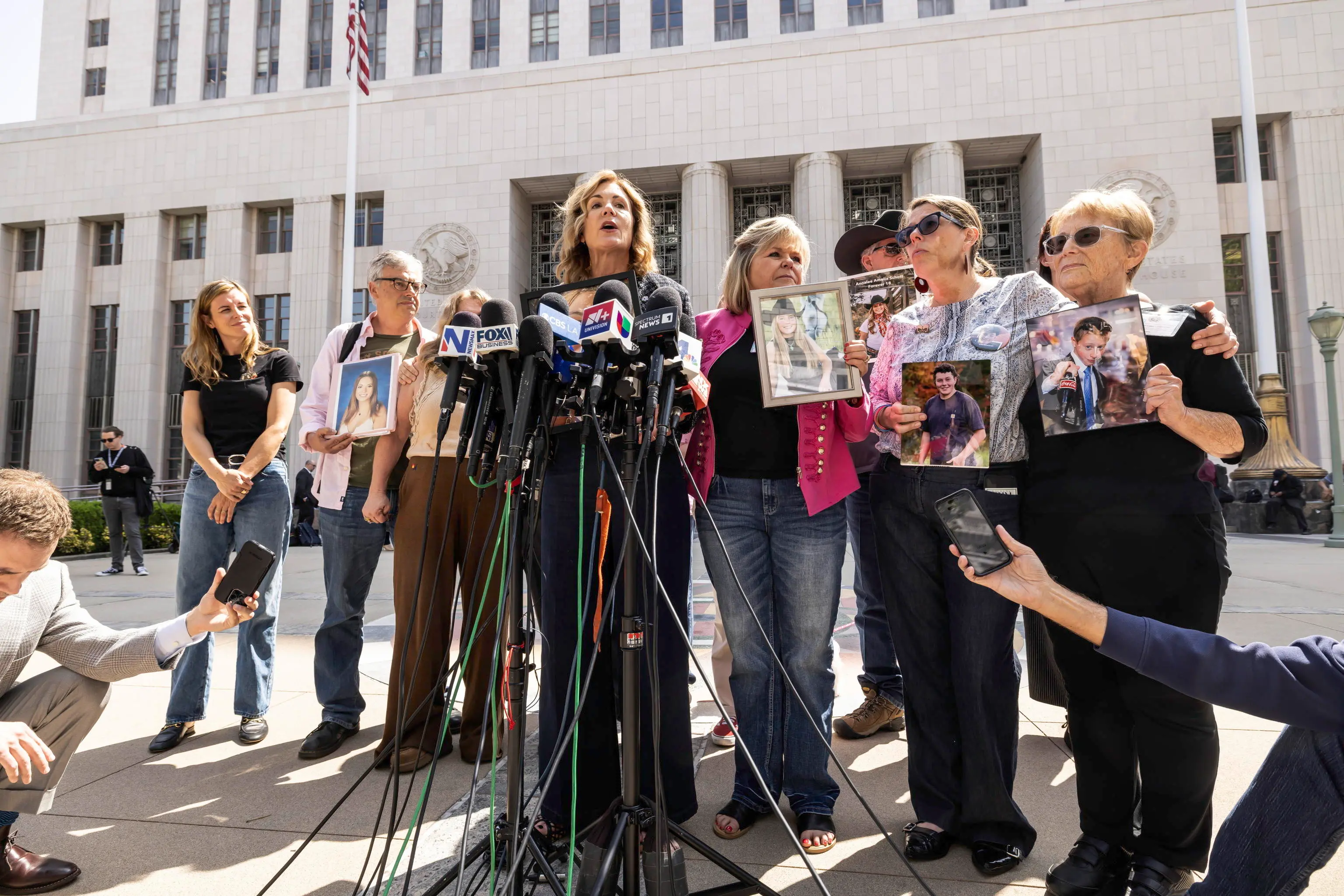 Le famiglie che hanno perso un proprio caro a causa di un suicidio legato ai social fuori dal tribunale di Los Angeles