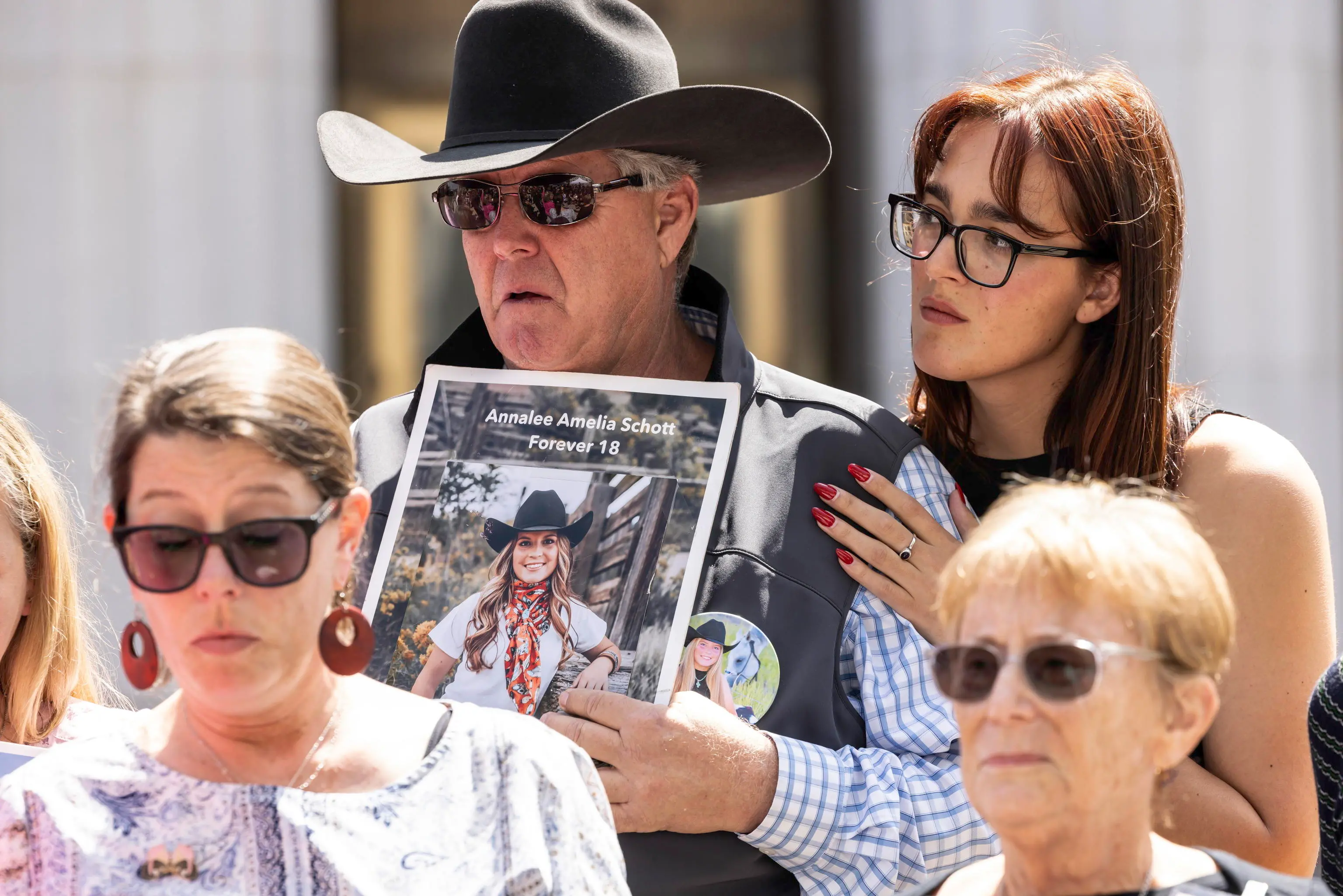 Le famiglie che hanno perso un proprio caro a causa di un suicidio legato ai social fuori dal tribunale di Los Angeles