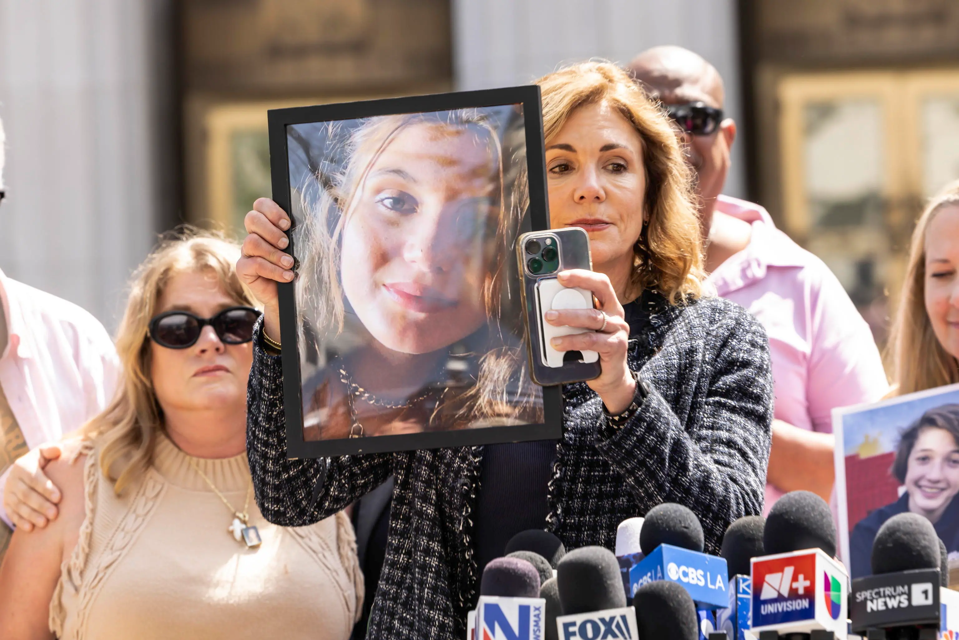 Le famiglie che hanno perso un proprio caro a causa di un suicidio legato ai social fuori dal tribunale di Los Angeles