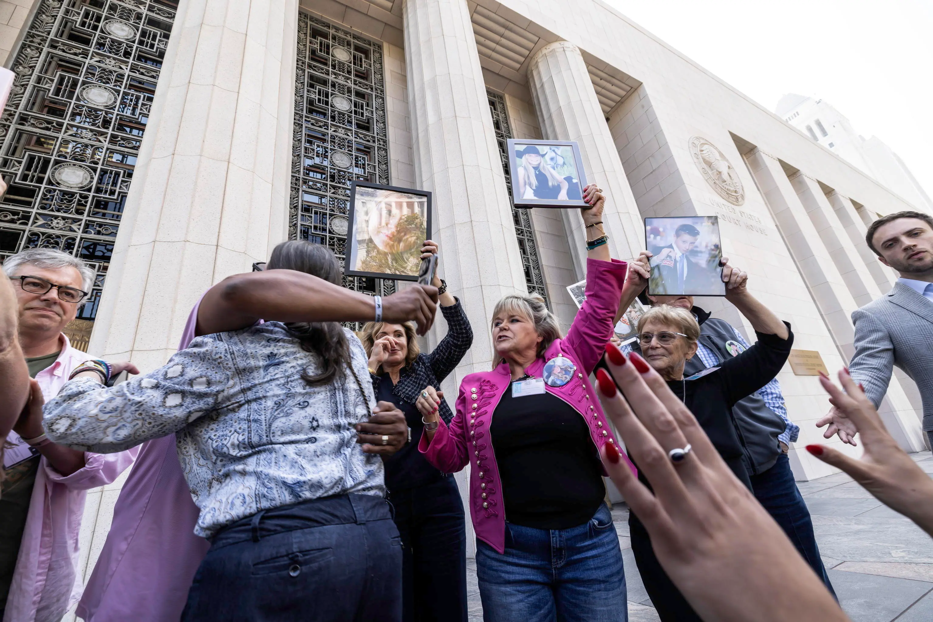 Le famiglie che hanno perso un proprio caro a causa di un suicidio legato ai social fuori dal tribunale di Los Angeles
