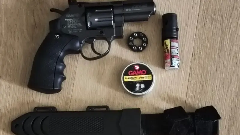 La scacciacani e il coltello con cui il 13enne è andato a scuola © www.giornaledibrescia.it