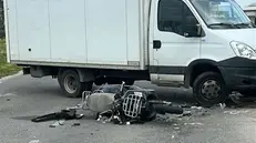 La Vespa è finita sotto il furgone