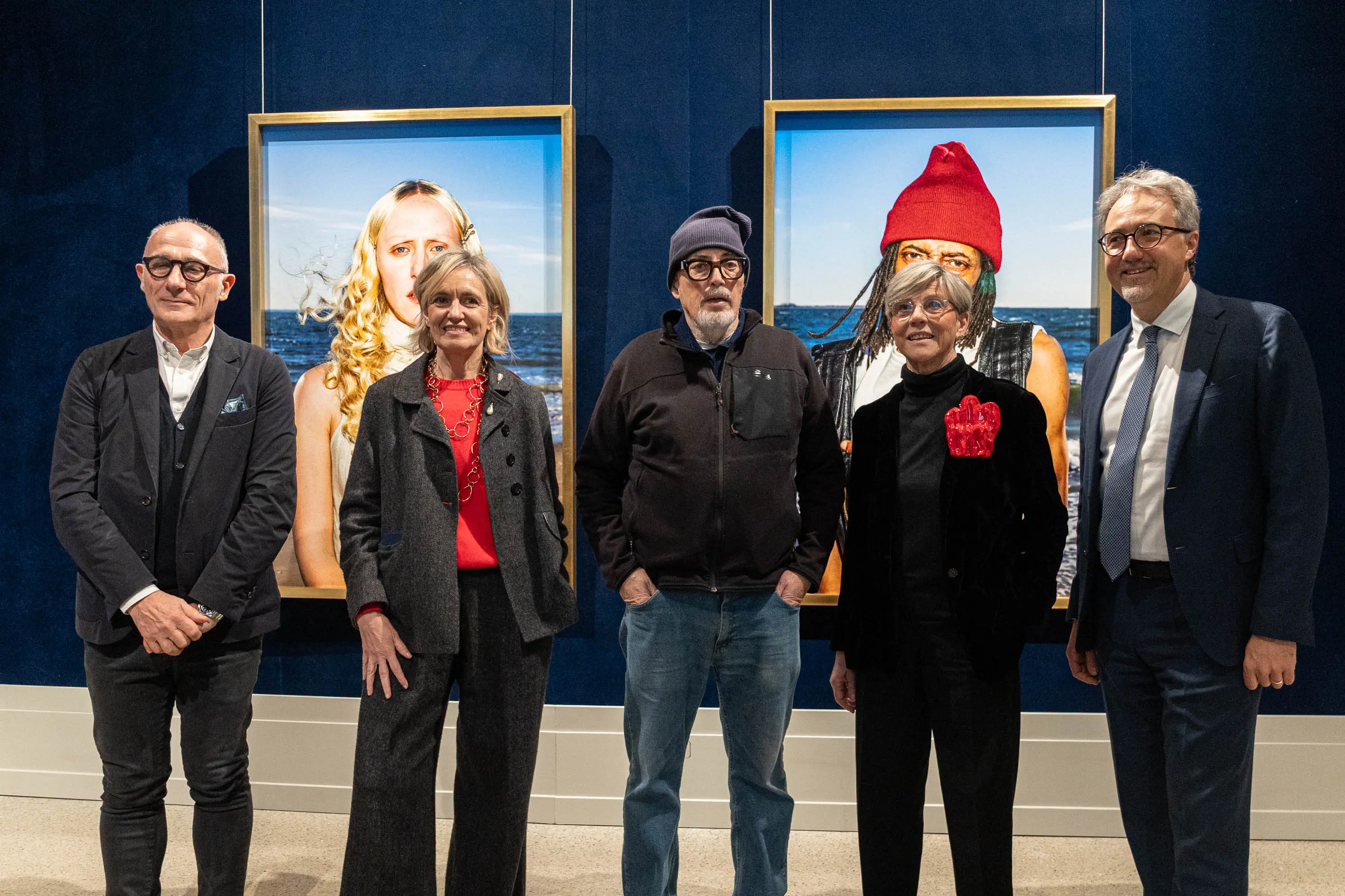 Cultura Brescia Brescia Musei e Pinacoteca Tosio Martinengo Presentazione mostre Bruce Gilden nella foto foto di gruppo davanti a Grace/Grazia da sinistra Denis Curti, Ilaria Bazoli, Bruce Gilden, Laura Castelletti Stefano Karadjov 26/03/2026 nicoli@newreporter