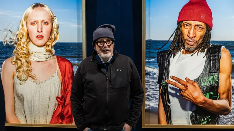 Bruce Gilden davanti all'installazione in Pinacoteca Tosio Martinengo - Foto New Reporter Nicoli © www.giornaledibrescia.it