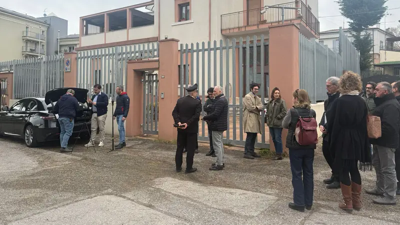 Il sopralluogo alla caserma dei carabinieri di Parona © www.giornaledibrescia.it