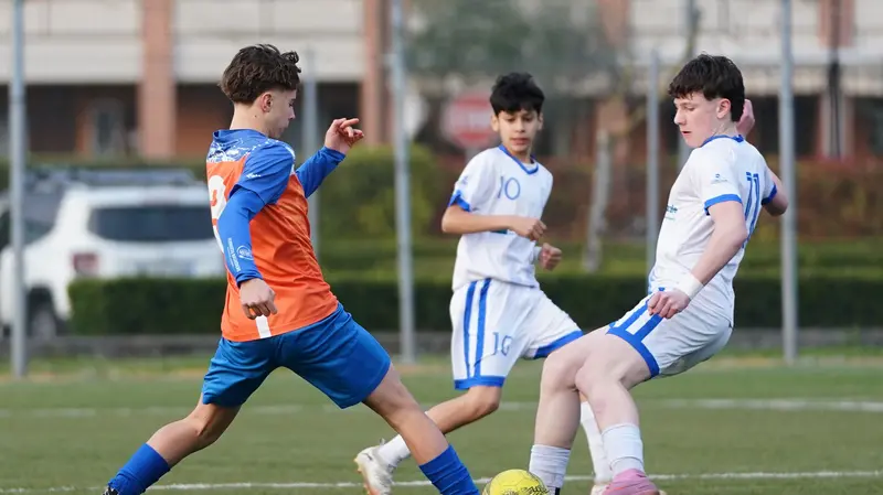 Una fase di gioco dei Giovanissimi provinciali del Sirmione Rovizza (a sinistra)  - Foto Newreporter Perteghella@www.giornaledibrescia.it