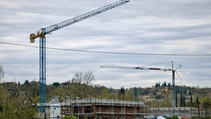 A Manerba sul cantiere dell'infortunio - © www.giornaledibrescia.it