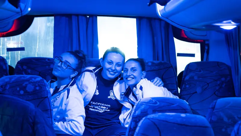 Le giocatrici del New Volley Rezzato sul Pullman - Foto Maurizio Oldofredi