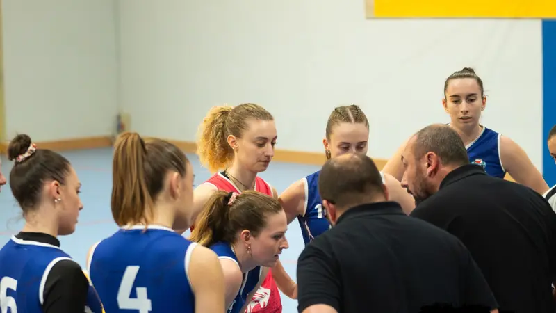 La concentrazione delle ragazze del New Volley Rezzato - Foto Maurizio Oldofredi