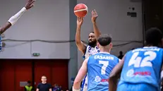 CJ Massinburg della Germani al tiro - © Foto ClaudioDegaspari Ciamillo-Castoria