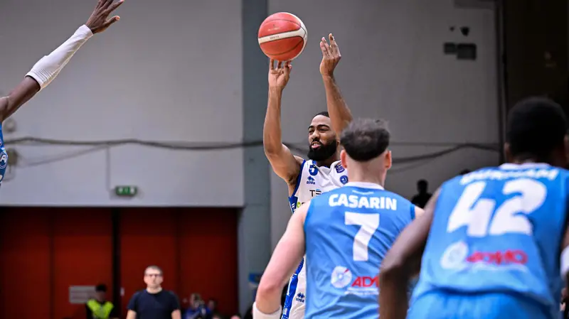 CJ Massinburg della Germani al tiro - © Foto ClaudioDegaspari Ciamillo-Castoria