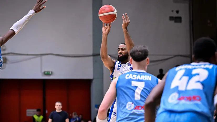 CJ Massinburg della Germani al tiro - © Foto ClaudioDegaspari Ciamillo-Castoria