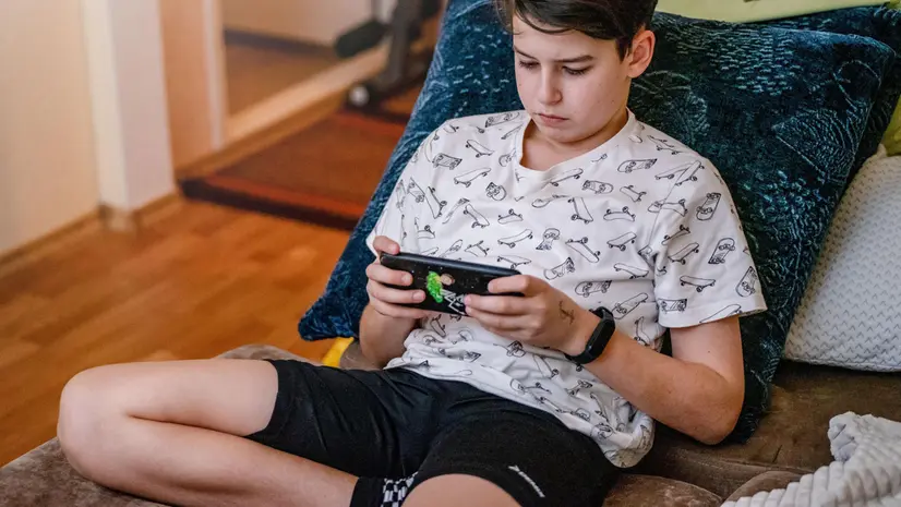 Un adolescente alle prese con uno smartphone